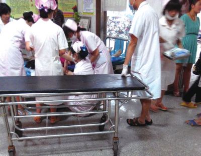 9月22日，在湖南省醴陵市第二醫(yī)院，爆炸事故傷員在接受救治（手機(jī)拍攝）。新華社發(fā)