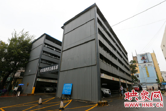目前，市區(qū)內(nèi)的停車(chē)場(chǎng)數(shù)量還不能滿(mǎn)足廣大市民的需求。