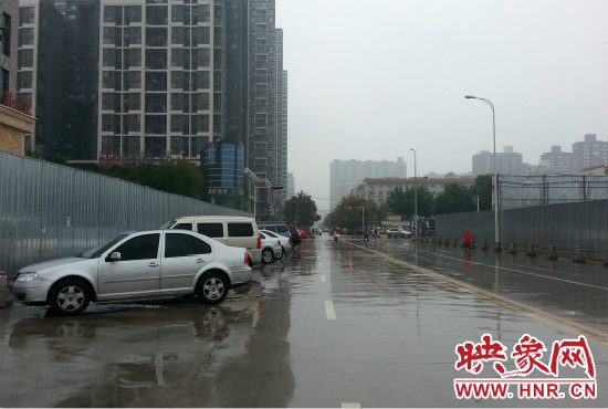 由于停車(chē)場(chǎng)分配不均，廣大私家車(chē)主選擇將車(chē)停在路邊。