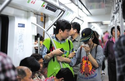 地鐵14號(hào)線，一名乘客正在車廂內(nèi)飲食。