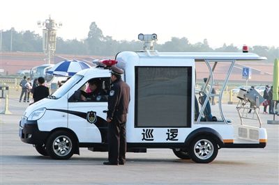國慶節(jié)將至，昨日，天安門廣場增設(shè)新型巡邏車。該車配有遠(yuǎn)射燈、顯示大屏、車頂攝像頭等設(shè)備。圖/CFP