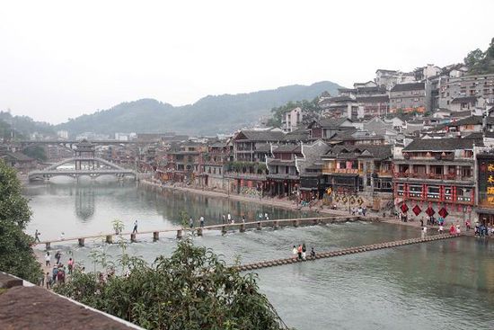 鳳凰古城以被吐槽七次高居最想吐槽榜榜首，而這七次吐槽全部來(lái)自在鳳凰古城隨機(jī)采訪的10名游客中。