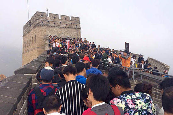 北京八達(dá)嶺長(zhǎng)城，游客在長(zhǎng)城上艱難移動(dòng)。