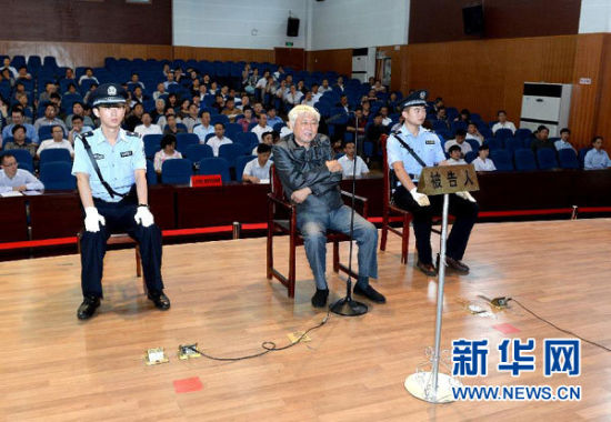 9月29日，方廣云在庭審現(xiàn)場(chǎng)。當(dāng)日，“合肥房叔”腐敗窩案核心人物方廣云在安徽省廬江縣出庭受審。 新華社記者 郭晨 攝