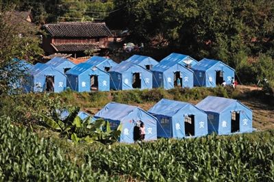 　昨日，云南省景谷縣永平鎮(zhèn)芒費(fèi)村地震中70受損戶，部分村民安置在帳篷里。