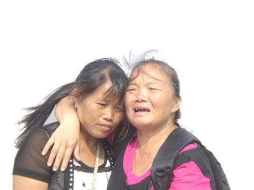見到救命恩人魏冬桂（左），沈愛蘭十分激動(dòng)
