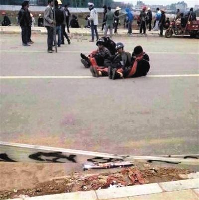 14日，沖突現(xiàn)場，幾名頭戴鋼盔的人被捆綁著。圖/東方IC