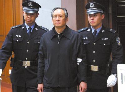 昨天，被告人張曙光在法庭上聽取宣判。新華社發(fā)