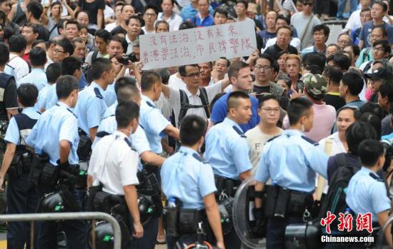 10月22日，有反對“占中”的市民前往旺角的非法占領(lǐng)區(qū)展示橫額，支持香港警隊(duì)。中新社發(fā) 譚達(dá)明 攝
