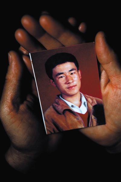 尚愛云捧著兒子的照片。