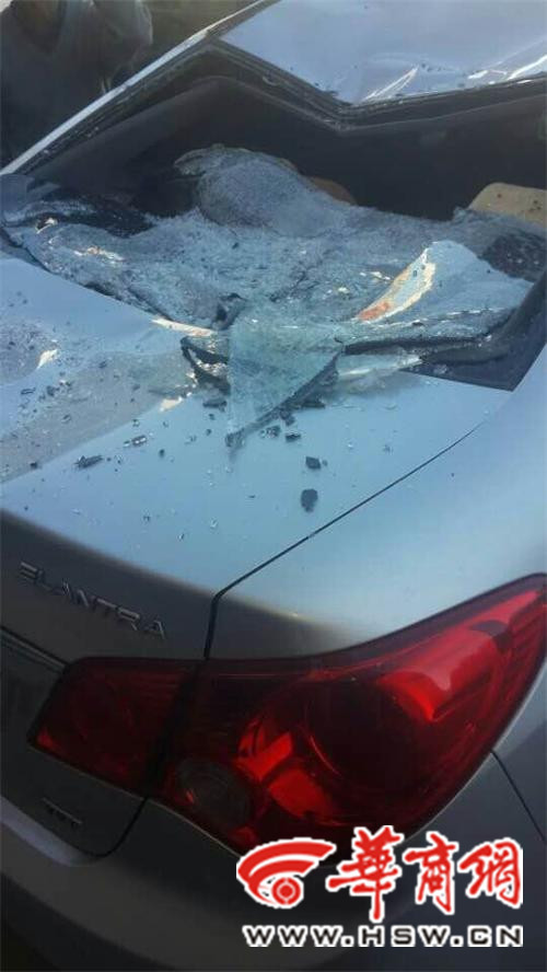 事發(fā)現(xiàn)場一輛伊蘭特轎車后擋風(fēng)玻璃破碎，車頂被砸出坑。記者 祁銘 攝