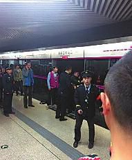 昨日18時57分，北京地鐵5號線惠新西街南口一女子遭遇不幸。昨晚9時記者在中日友好醫(yī)院發(fā)現(xiàn)女子已不幸身亡，女子遇險是被夾在安全門和地鐵門中間，列車啟動后掉下站臺。