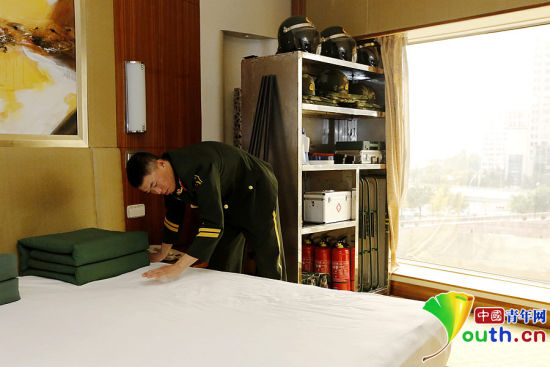 　11月7日，一名武警官兵在APEC駐地中國(guó)大飯店的房間內(nèi)整理內(nèi)務(wù)。