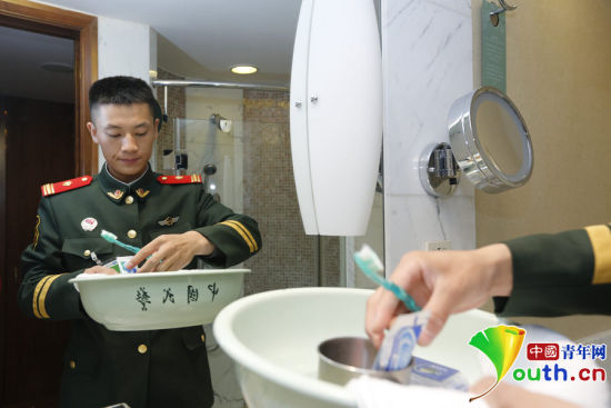 駐守APEC駐地中國(guó)大飯店的武警官兵將自己平時(shí)使用的臉盆、毛巾等帶到酒店房間。