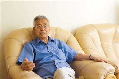 楊維駿 歷任云南省政協(xié)副主席等職。89歲高齡的楊維駿為12名失地農(nóng)民代表開(kāi)道，到云南省政協(xié)反映問(wèn)題。