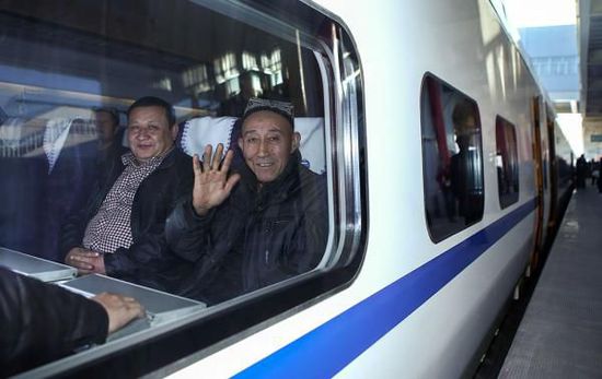 11月16日，旅客乘坐從烏魯木齊南站首發(fā)的D8602次列車。