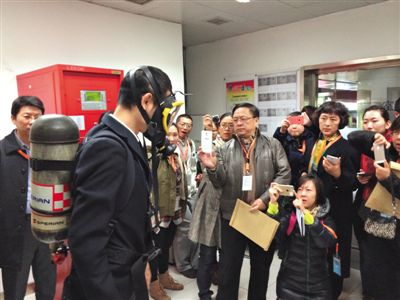 昨天，地鐵4號(hào)線北京南站站，地鐵工作人員為人大代表演示應(yīng)急氧氣瓶佩戴方式。新京報(bào)記者