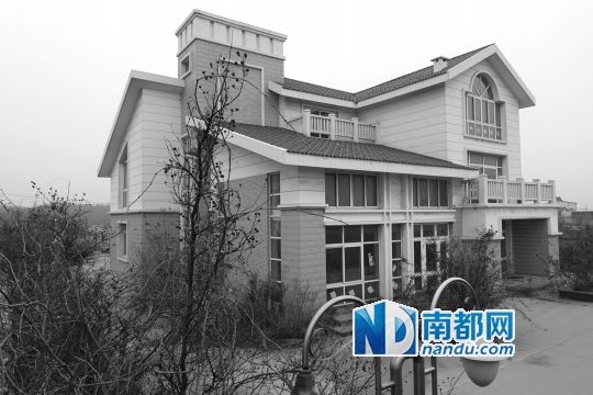 　馬超群在赤土山村村委會旁的別墅，就是以“自來水維護站”的名義拿的地。