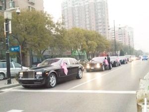 豪華婚禮車(chē)隊(duì)。(網(wǎng)友供圖)
