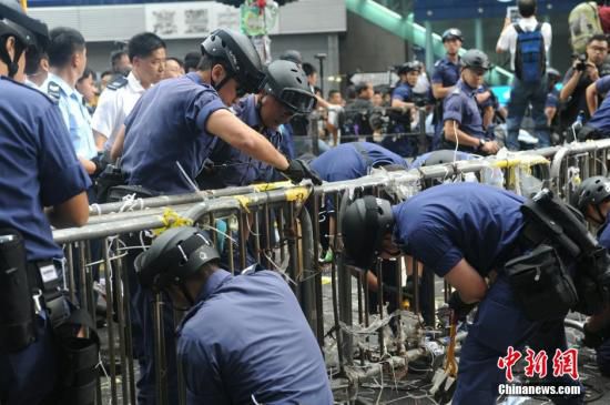 11月26日，香港法庭執(zhí)達(dá)主任在旺角彌敦道執(zhí)行禁制令，清除非法障礙物，后因受阻而要求警方協(xié)助執(zhí)行。