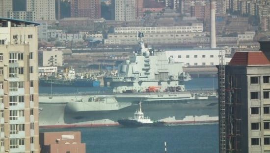 青島軍港周圍高樓林立，一睹遼寧號真容只需要一個好天氣（資料圖片）