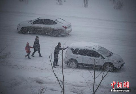 12月8日，經(jīng)過一夜降雪，烏魯木齊已是皚皚白雪一片。（圖片來源于中新網(wǎng)）
