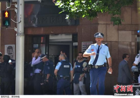 發(fā)生人質(zhì)劫持的咖啡屋位于馬丁廣場，是悉尼市最為繁忙的中央商業(yè)區(qū)。