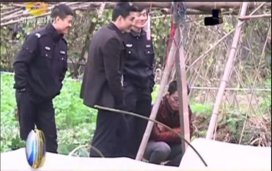 一個見習警官，一個二級警司，和一個便衣人員站在菜地里笑。