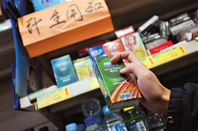 清苑路“世紀(jì)華聯(lián)超市清友園店”的貨架上，擺放著購(gòu)自網(wǎng)店的“高仿”避孕套。