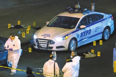 美國(guó)紐約兩名警察20日在巡邏車(chē)內(nèi)突遭槍擊身亡。紐約警察局長(zhǎng)威廉·布拉頓說(shuō)，槍手行兇后跑入附近一座地鐵站飲彈自盡，沒(méi)有跡象顯示這起血案與恐怖主義有關(guān)聯(lián)。