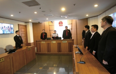昨日，鄒恒甫及北大有關(guān)負(fù)責(zé)人并未到庭，圖為法官正在進(jìn)行宣判。