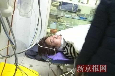 正在306醫(yī)院接受搶救的傷者。新京報記者 孔曉琦 攝