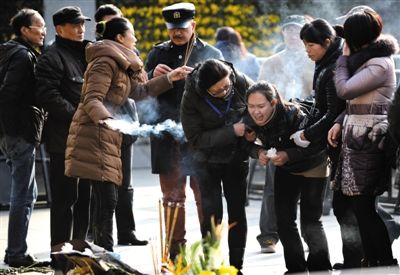 昨日，上海，外灘踩踏事件遇難者家屬來到事發(fā)地獻花祭奠。