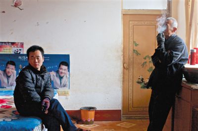 父親抽煙，兒子不語。逃跑的越南新娘，給袁迎賓父子帶來的是失落。新京報(bào)記者