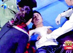 天津衛(wèi)視一檔明星真人秀娛樂節(jié)目中，海南省武術(shù)協(xié)會(huì)副秘書長楊成章被打倒在地，表情痛苦。
