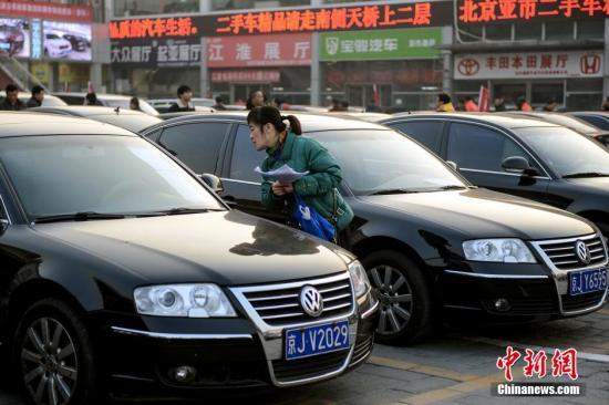 1月23日，北京亞運村汽車交易市場中拓拍賣停車場上人頭攢動。