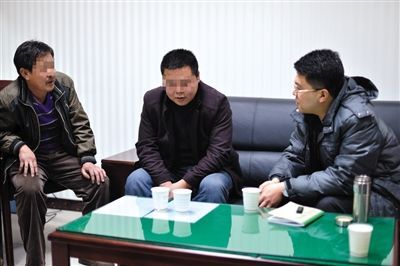 1月7日，陜西省榆林市，國家信訪局第五督查組成員王治鐸（右一）與兩名信訪人約談。 楊凱 攝