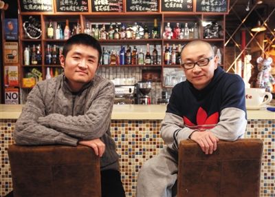 　14日，西安交通大學(xué)路66號(hào)公路咖啡館，苗阜（左）、王聲（右）兩位青年相聲演員今年將第一次登上春晚