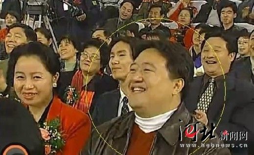 該名男子連續(xù)多年在春節(jié)晚會中出現(xiàn)，被網(wǎng)友稱為“十年最牛笑臉哥”。