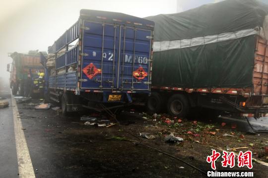 圖為21日，蘭南高速河南段車禍事故現(xiàn)場一片狼藉?！」啤z