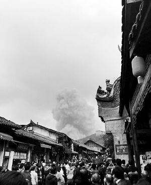 成都龍泉驛區(qū)洛帶古鎮(zhèn)的游客拍到爆炸瞬間濃煙滾滾。