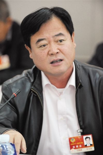 　政協(xié)委員、中國通用技術(shù)集團董事長賀同新稱，按照2014年的數(shù)字，他的薪水下降了近50%。圖/CFP