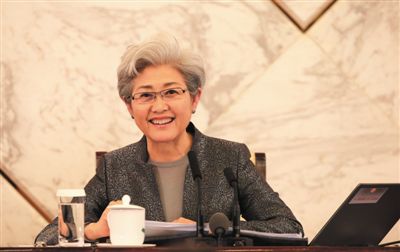 3月4日，十二屆全國人大三次會議在人民大會堂舉行新聞發(fā)布會，大會發(fā)言人傅瑩回答中外記者的提問。