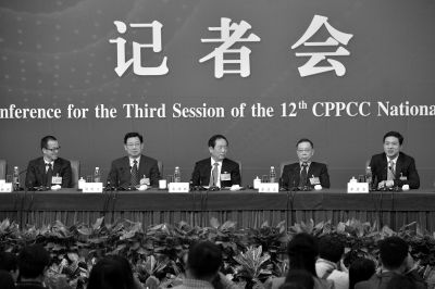 昨日，政協(xié)十二屆三次會議舉行記者會，五位嘉賓回答中外記者提問。京華時(shí)報(bào)記者王海欣攝