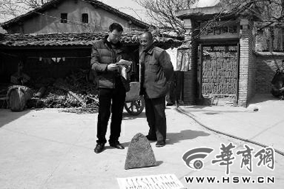 昨日，商洛市博物館工作人員（左）向李老漢講解最近出臺的《陜西省群眾保護(hù)文物獎勵辦法》