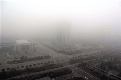 昨日，連云港市贛榆區(qū)14層高樓上拍攝的大霧天氣。當(dāng)日，江蘇省多地出現(xiàn)大霧天氣。新華社發(fā)