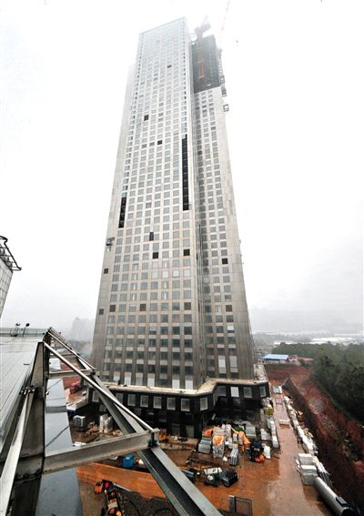 湖南遠大可建公司采取模塊化建造技術(shù)建造的57層高樓施工現(xiàn)場。新華社發(fā)