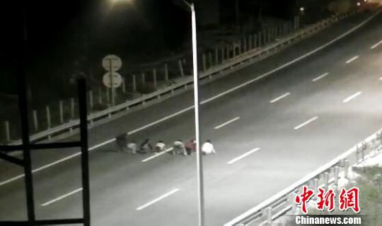 孩子們將高速公路當(dāng)成跑道賽跑?！【焦﹫D　攝