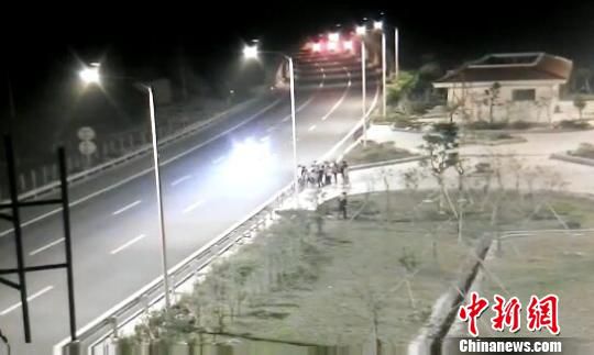 看到車輛經(jīng)過(guò)，孩子們便急忙跑到一旁的花圃上?！【焦﹫D　攝