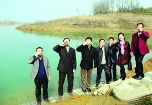 活動儀式現(xiàn)場，一眾人舀起漳河水直接喝下